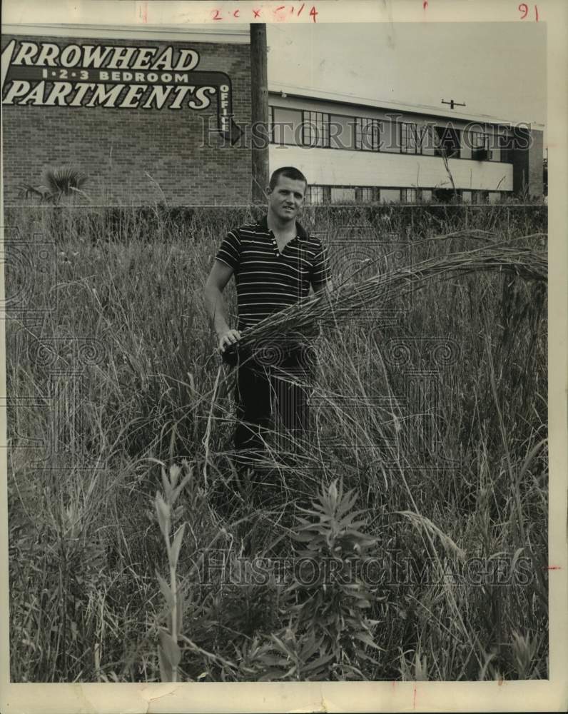 1961 Press Photo Jerry Cosson Pulling Out Weeds On His Property In Houston- Historic Images