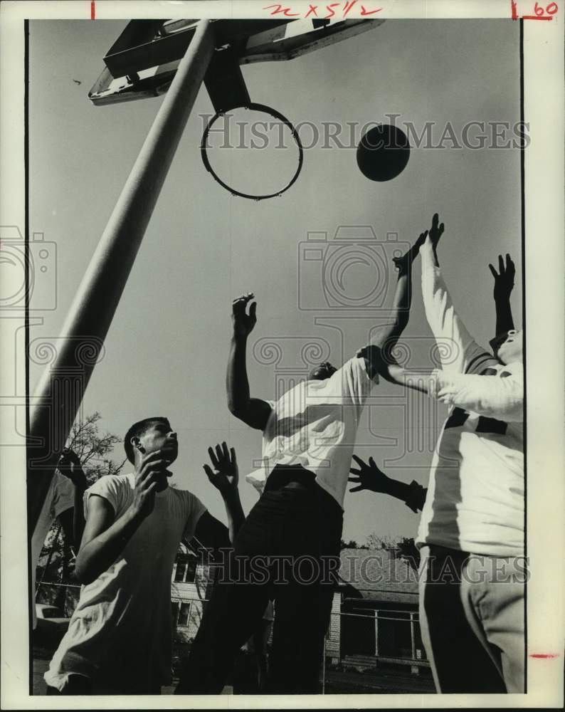 1967 Press Photo Boys playing basketball at Wesley Community Center in Houston- Historic Images