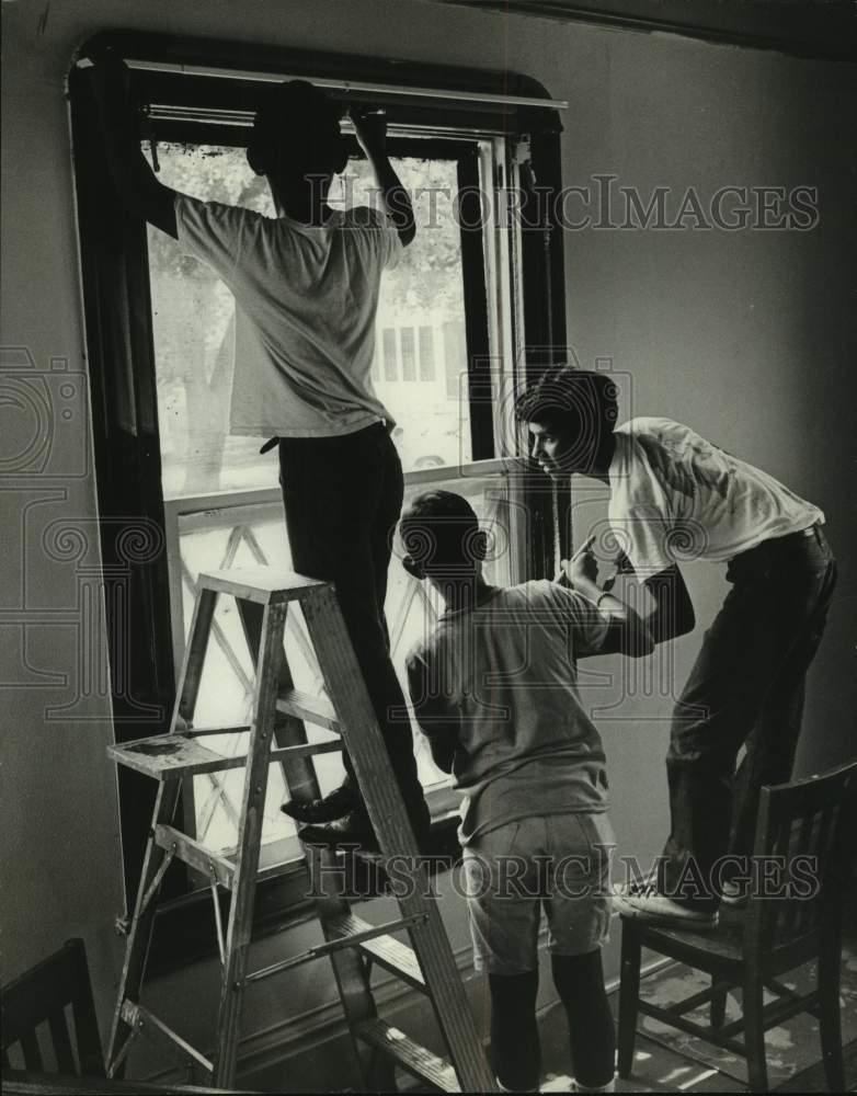 1968 Press Photo Area Youth Help Paint Wesley Community Center in Houston, Texas- Historic Images