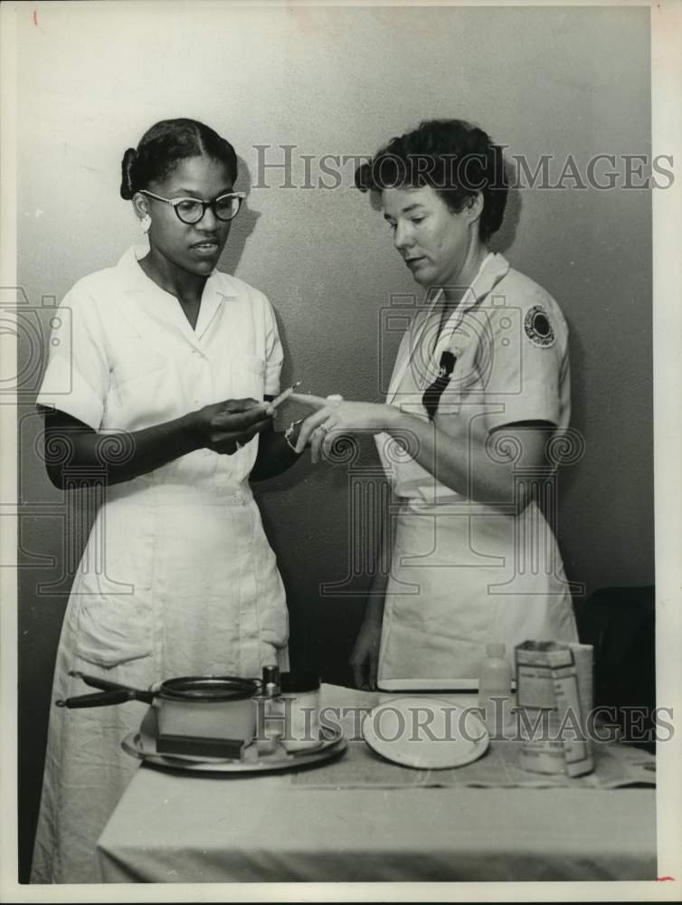 1960 Press Photo Dorothy Barkins Learns From Visiting Nurse in Houston, Texas- Historic Images