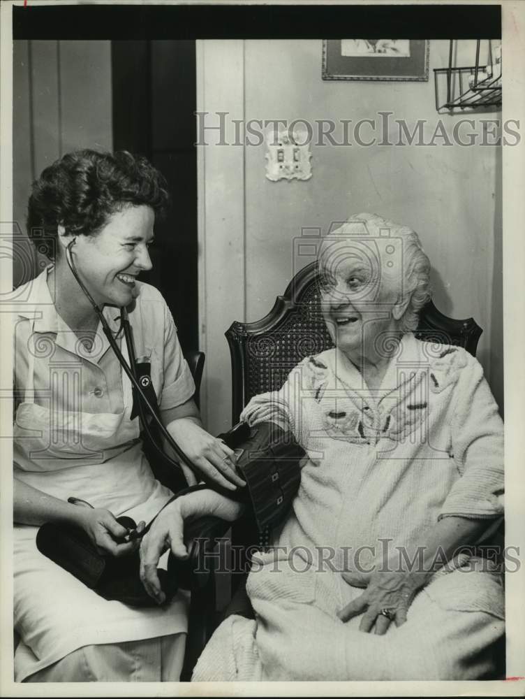 1960 Press Photo Visiting Nurse Takes Jennie Carroll&#39;s Blood Pressure in Houston- Historic Images