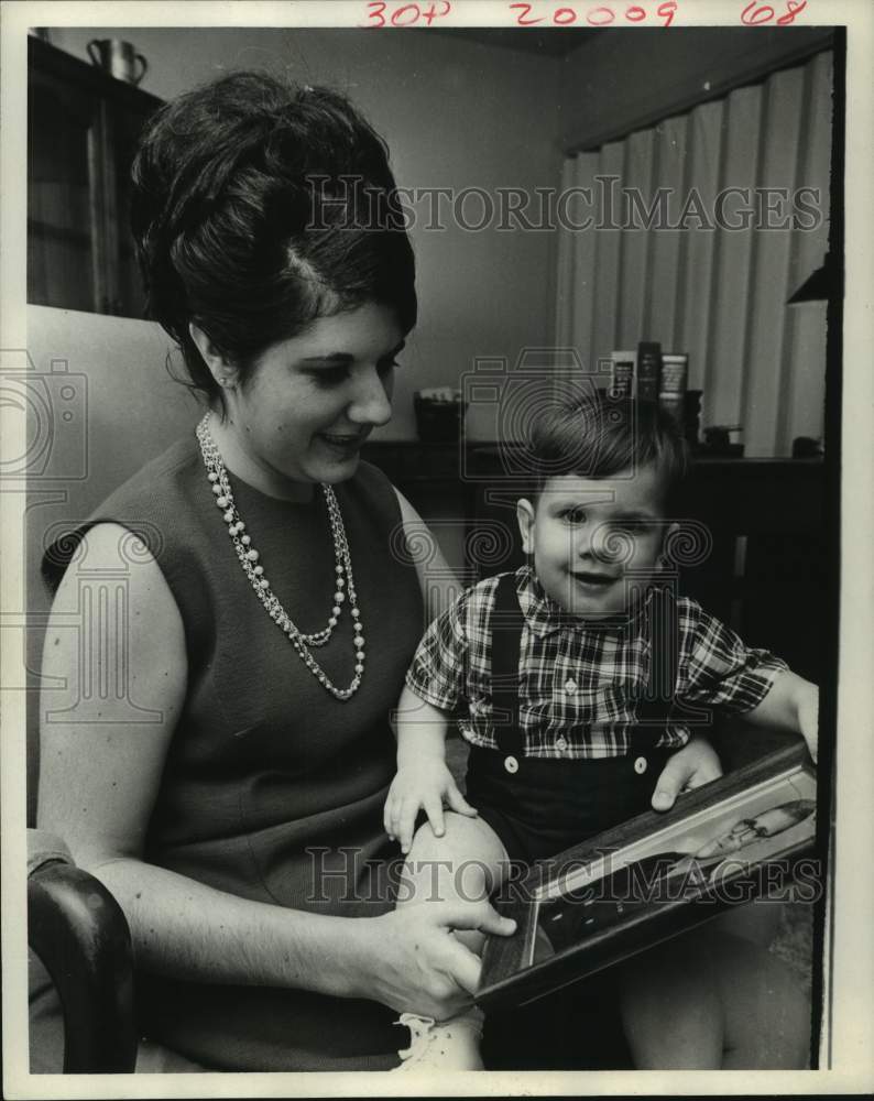 1969 Press Photo Pauline and Son David Patiently Wait for Dad in Houston, Texas- Historic Images