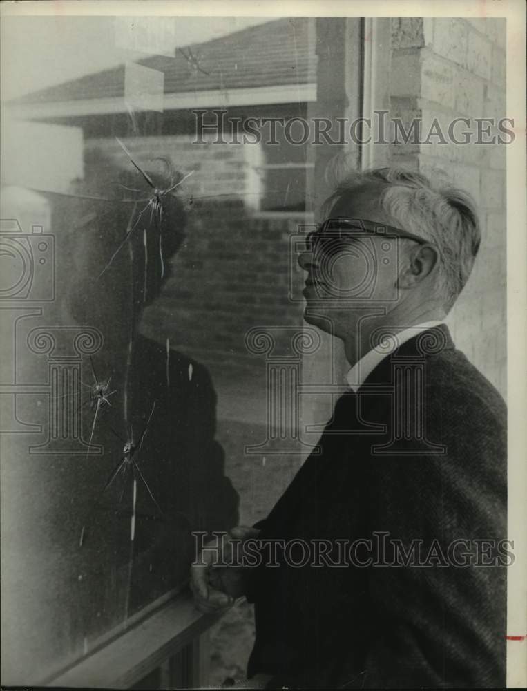 1965 Press Photo Tom Hill inspects house windows shot with B-B gun in Houston- Historic Images