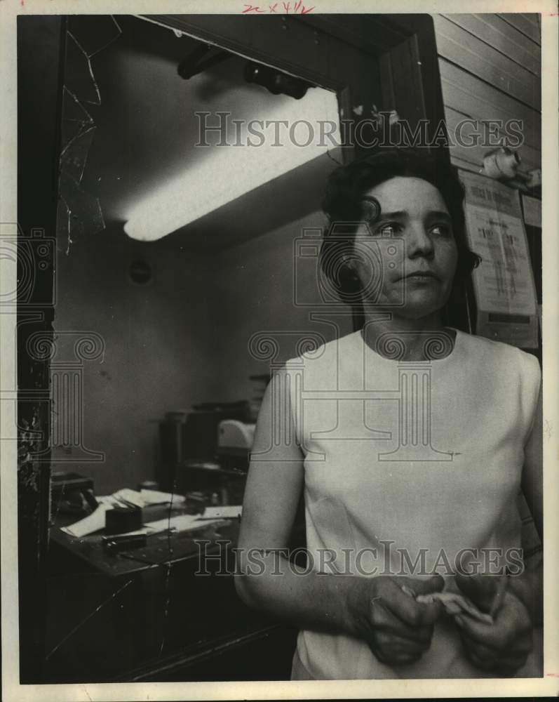 1969 Press Photo Mrs. J.A Warr Jr. In Front of Vandalized Window In Houston- Historic Images