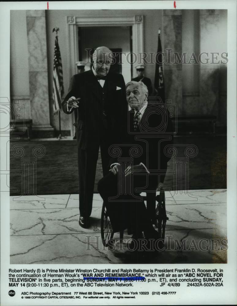 1989 Press Photo Actors Robert Hardy and Ralph Bellamy In &quot;War and Remembrance&quot;- Historic Images