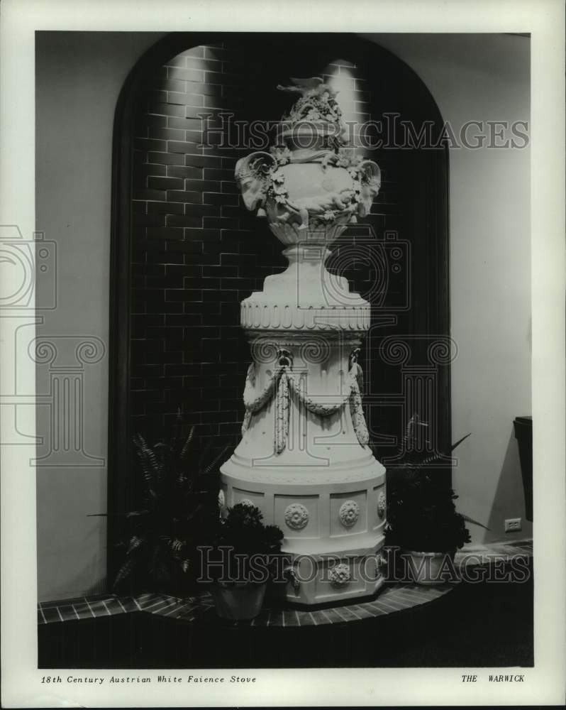 1964 Press Photo 18th Century Faience Stove at the Warwick Hotel in Houston, TX- Historic Images