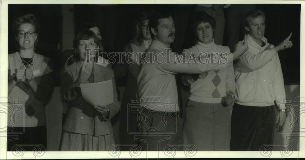 1985 Press Photo Brian Kilpatrick &amp; Judy Herbst teach Up With People to sign- Historic Images