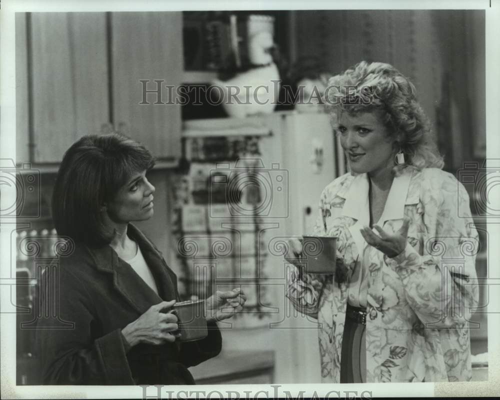 1986 Press Photo Valerie Harper and Christine Ebersole in New Series &quot;Valerie&quot;- Historic Images