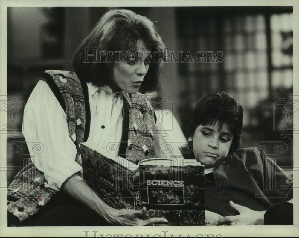 1986 Press Photo Valerie Harper and Danny Ponce in scene From &quot;Valerie&quot; on NBC- Historic Images