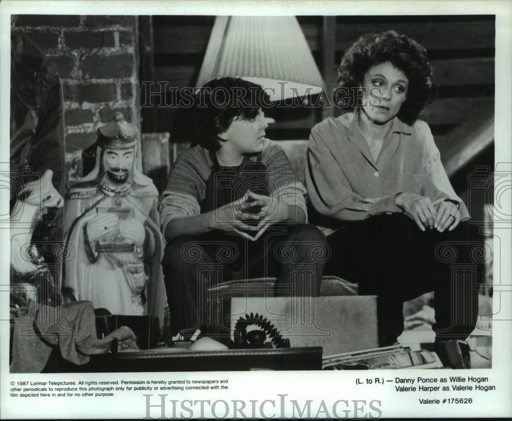 1987 Press Photo Valerie Harper and Danny Ponce in Scene From &quot;Valerie&quot; on NBC- Historic Images