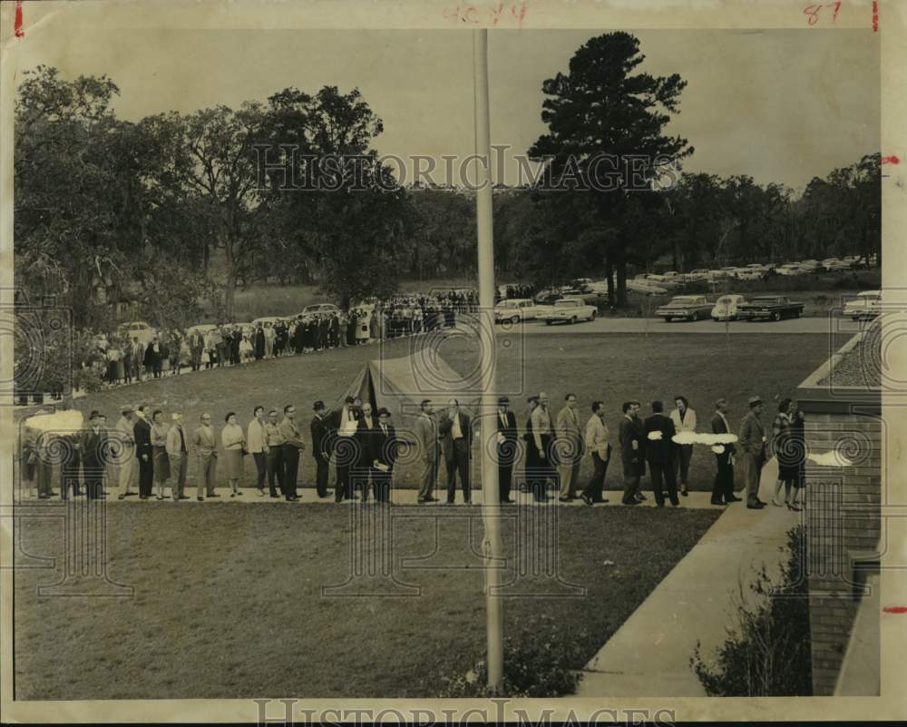 1960 Press Photo People lined up to vote at Bendwood Elementary in Houston Texas- Historic Images