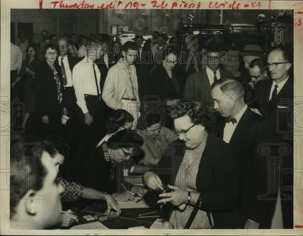 1960 Press Photo Voters pack polling place at fire station in Houston, Texas- Historic Images