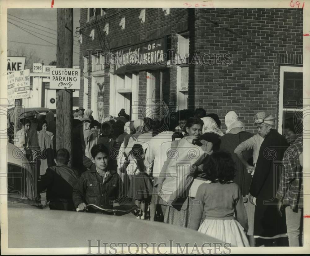 1961 Press Photo Needy families line up at Houston Volunteers of America- Historic Images