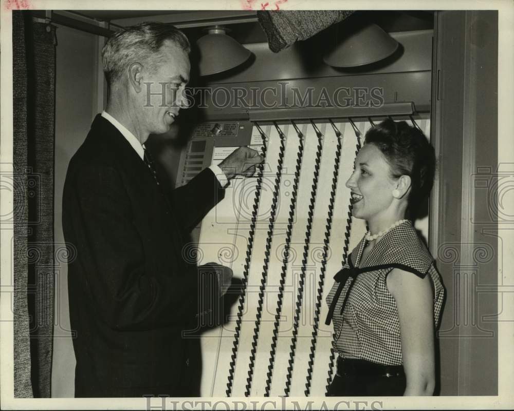 1956 Press Photo Houston judge Bob Casey shows Carolyn Cathey voting machine- Historic Images