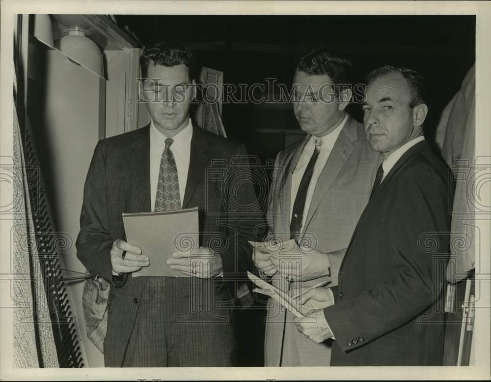 1960 Press Photo Men using voting machines in Houston, Texas - hca58371- Historic Images