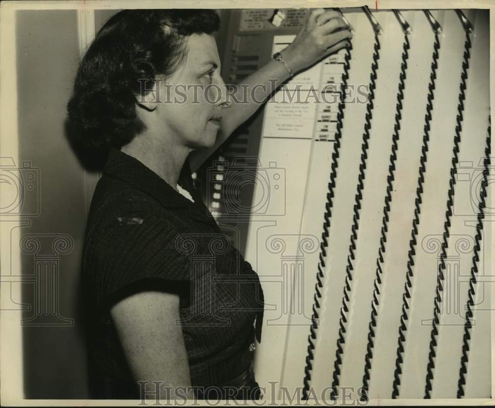 1953 Press Photo Woman using voting machine in Houston Texas - hca58372- Historic Images