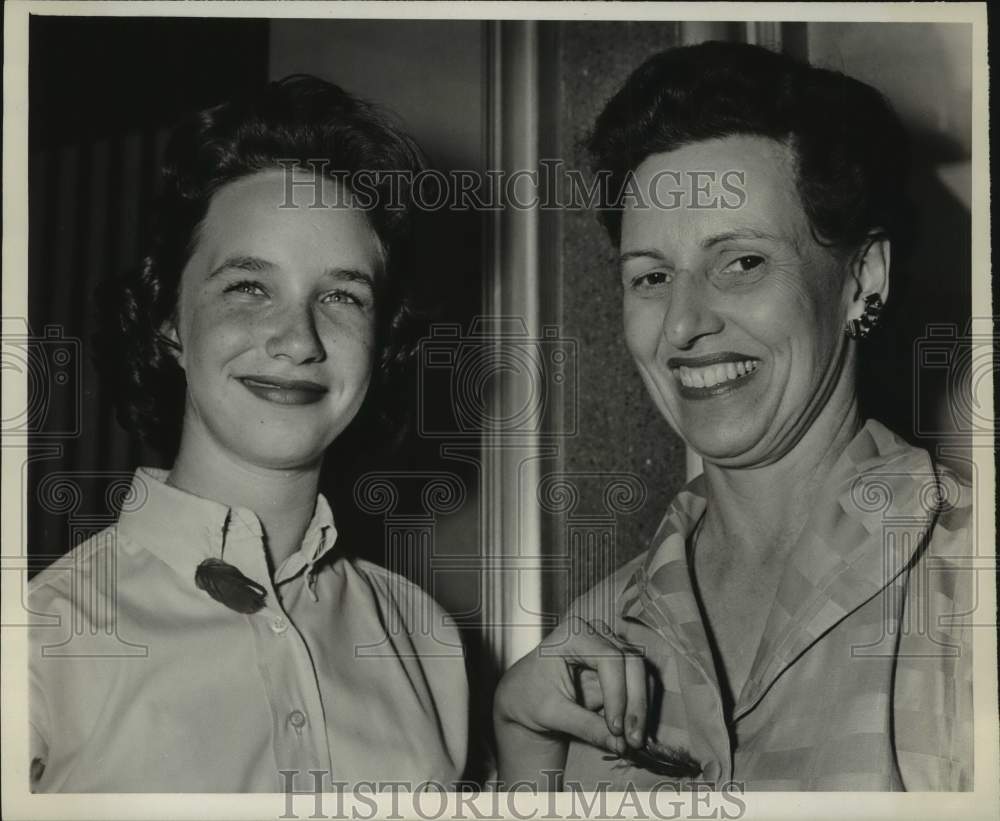 1960 Press Photo Patty Miller &amp; Mrs. George Clark of Houston Volunteer Service- Historic Images