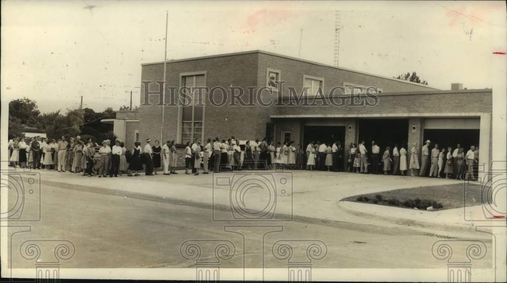 1956 Press Photo Voting Line Stretches 200 Feet at 7 p.m. in Houston, Texas- Historic Images