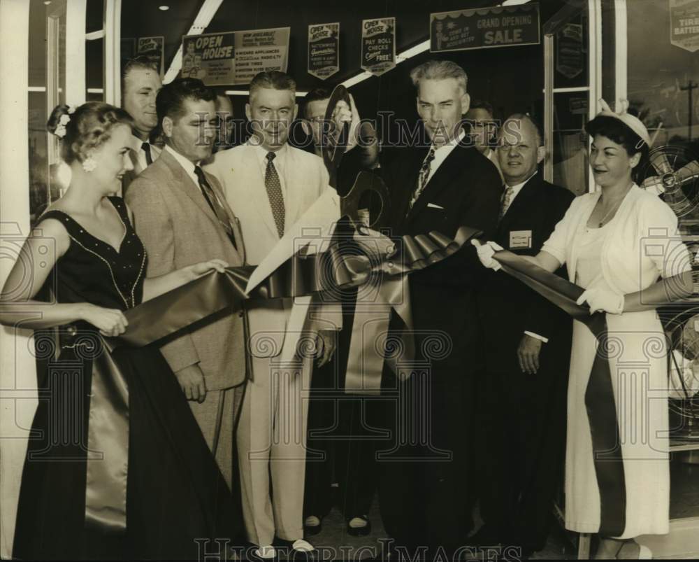 1956 Press Photo Ribbon-cutting ceremony for Western Auto store, Houston, Texas- Historic Images