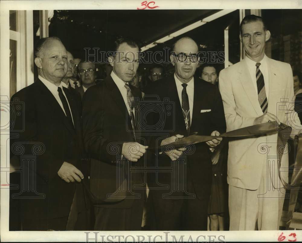 1956 Press Photo Ribbon-cutting ceremony, Western Auto Supply store, Pasadena TX- Historic Images