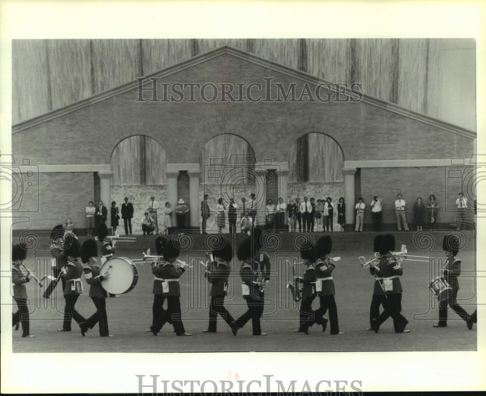 1985 Press Photo Regimental Band of the Welsh Guards marches in Houston- Historic Images