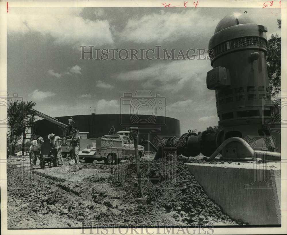 1969 Press Photo City Water Department Workers Installing a Water Well, Houston- Historic Images