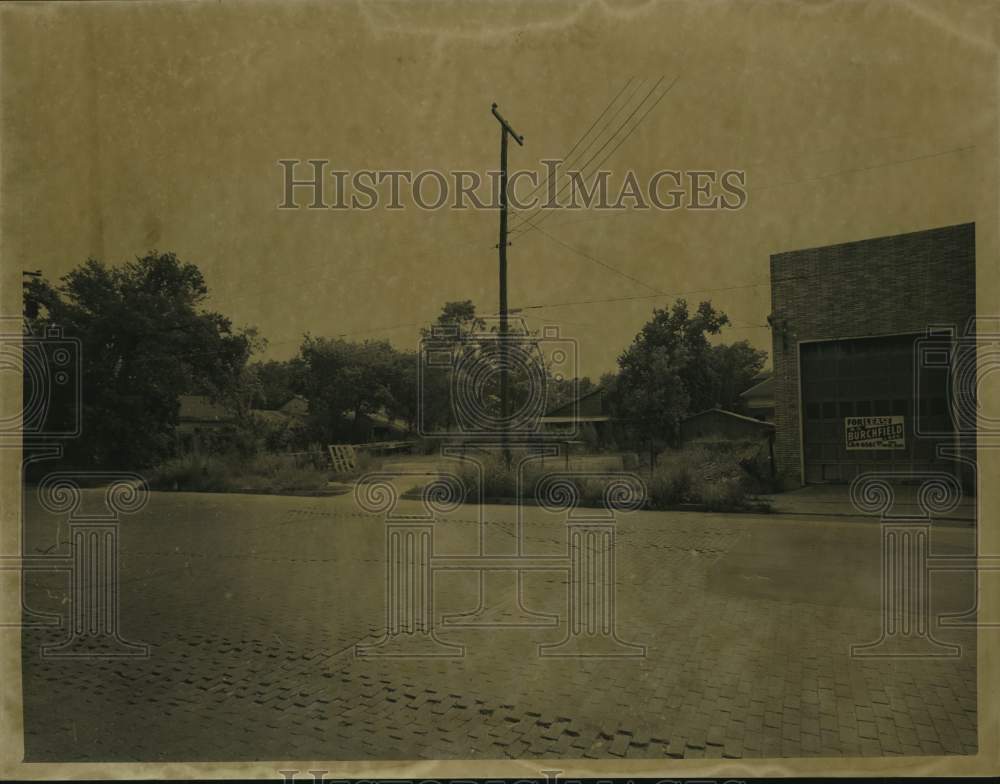 1960 Press Photo Overgrown weeds on Navigation street in Houston, Texas- Historic Images