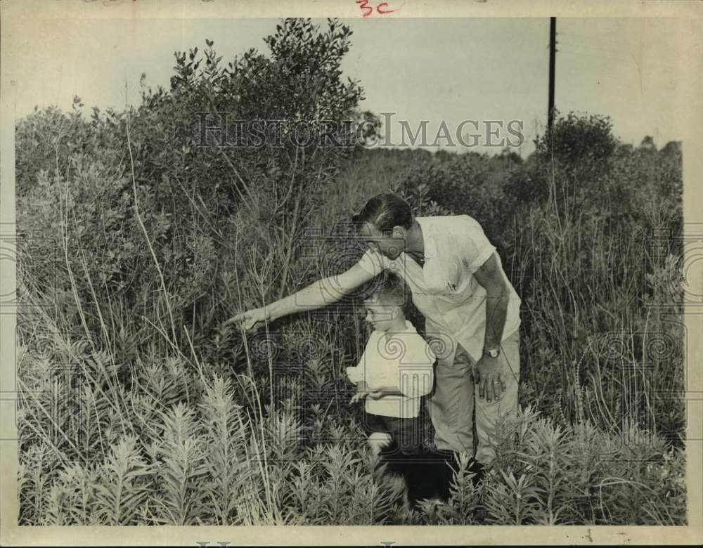 1960 Press Photo Bobby Gregory and son Bobby explore overgrown weeds in Houston- Historic Images