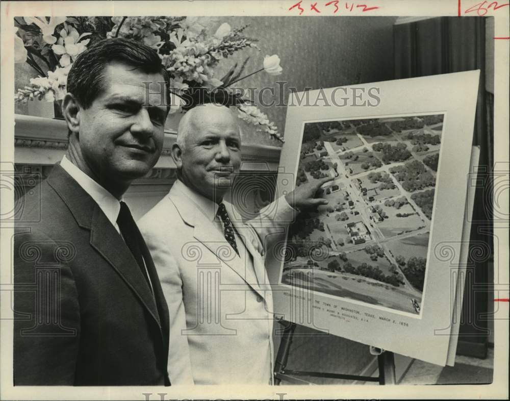 1966 Press Photo John Hill &amp; George Red with Washington State Park plans- Historic Images