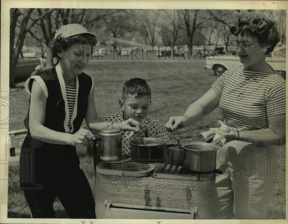 1959 Press Photo Geary Family Picnics at Washington-on-the-Brazos Park, Texas- Historic Images