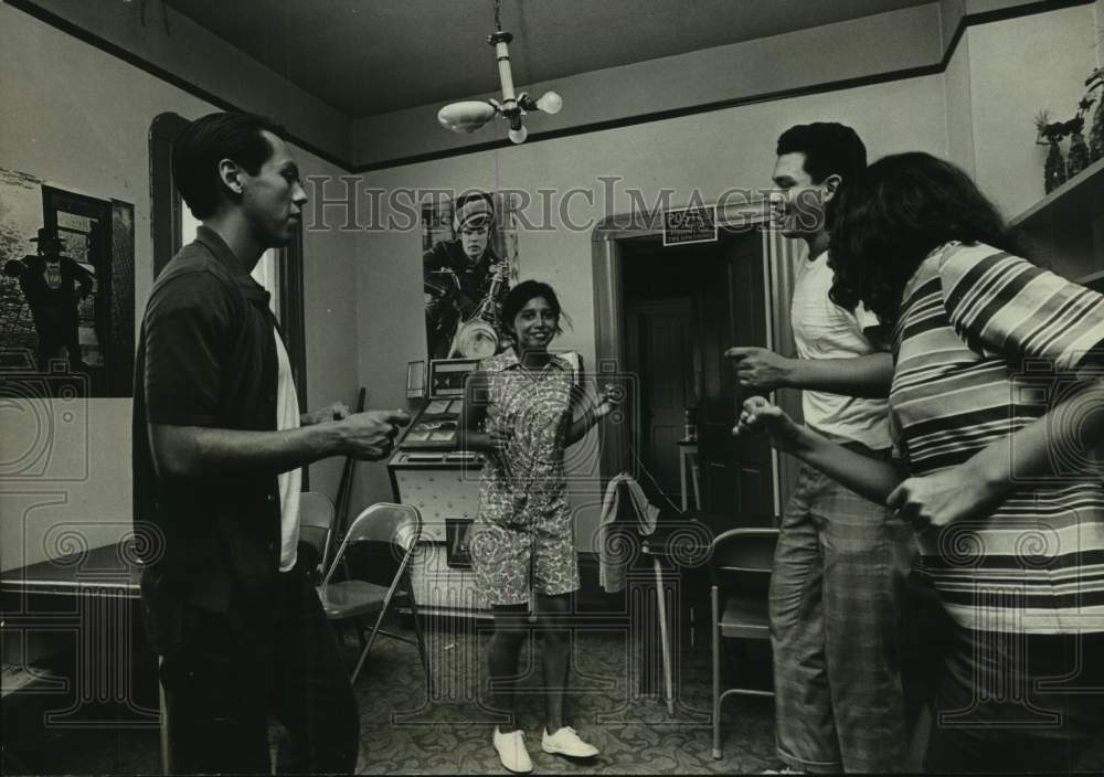 1968 Press Photo Local Teens Gather at Wesley Community House, Houston, Texas- Historic Images