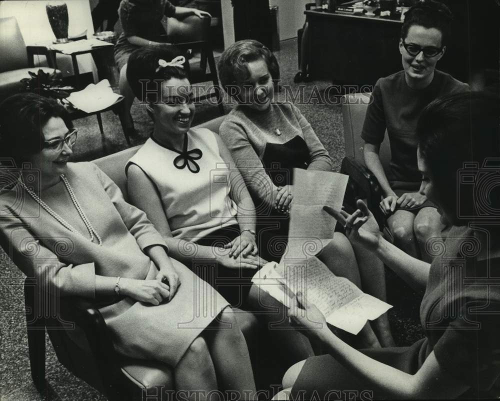 1968 Press Photo &quot;Waiting Wives&quot; share letters from husbands overseas, Houston- Historic Images