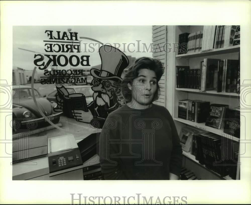 1986 Press Photo Michelle Rockefeller, manager of Half Price Books in Houston- Historic Images