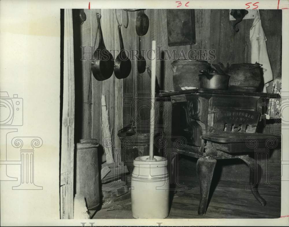 1966 Press Photo Churn and Wood-Burning Stove Stand In Zavalla Museum, Texas- Historic Images