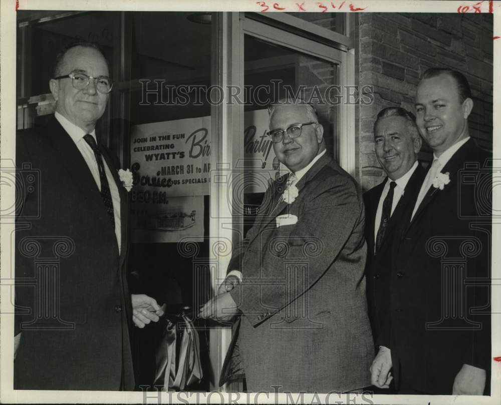 1960 Press Photo Attendants of Wyatt&#39;s Cafeteria Opening Ceremony, Houston- Historic Images