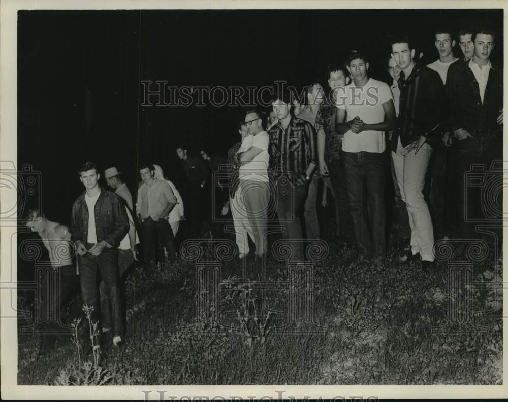 1961 Press Photo Spectators At Airplane Disaster Scene At Jet Creek, Houston- Historic Images