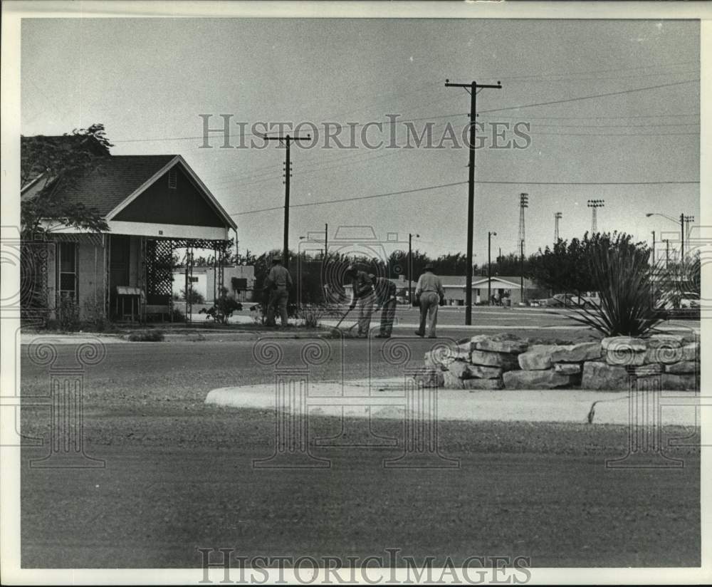 1967 Press Photo Winkler County crews keeping Wink, Texas clean - hca59062- Historic Images