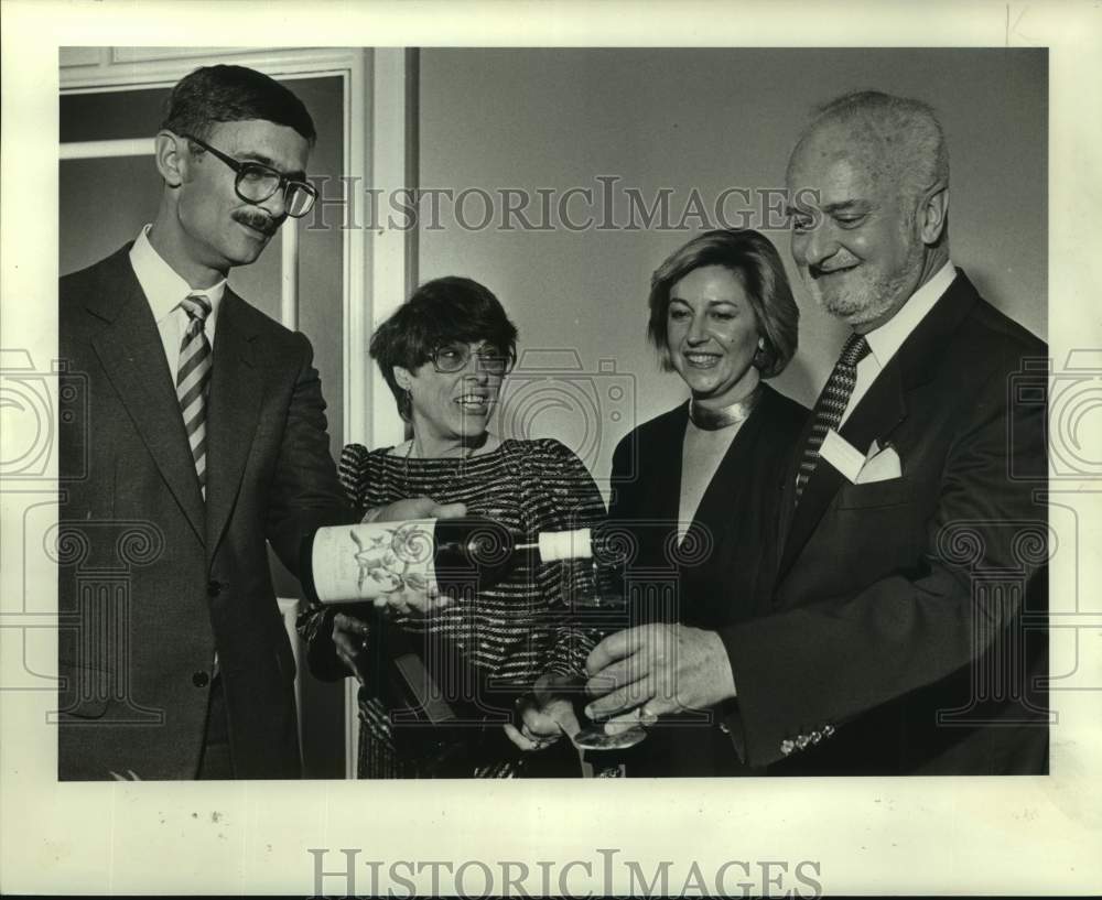 1985 Press Photo Wine tasting attendees - hca59146