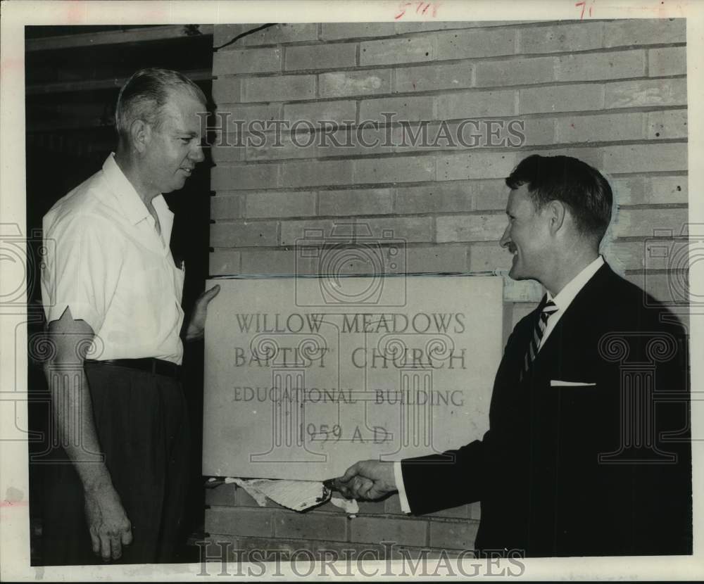 1959 Press Photo Member &amp; Minister at Willow Meadows Baptist Church, Houston, TX- Historic Images