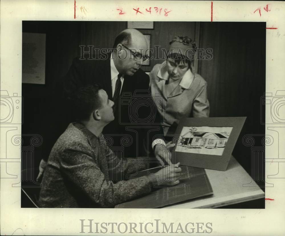 1960 Press Photo Earl Beckford, T.P. Wier Jr. &amp; Helen Hendricks of Wier Homes- Historic Images