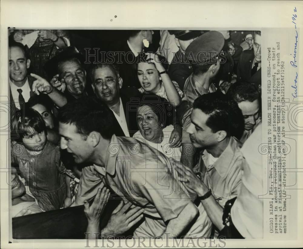 1962 Press Photo Arrival of Cuban War Prisoners in Miami, Florida - hca59233- Historic Images