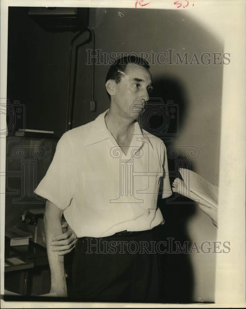 1961 Press Photo Banker Raymond Garr Questions Program in Wink, Texas- Historic Images