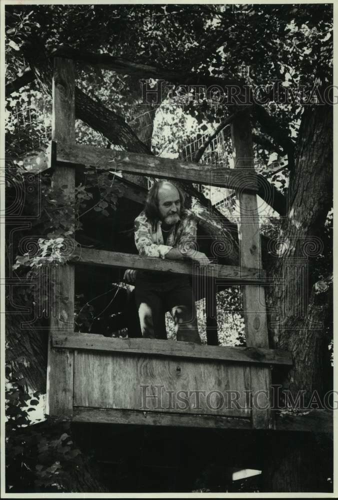 1974 Press Photo Ed Coleman Standing In Two-Story Tree House He Built- Historic Images