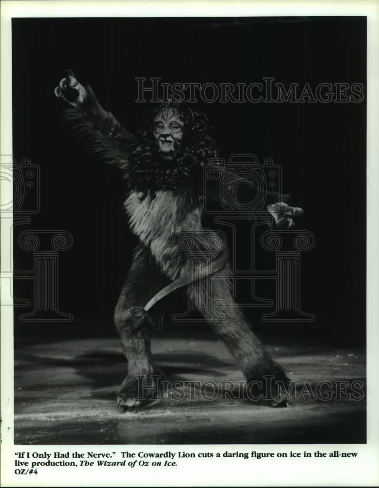 1995 Press Photo The Cowardly Lion sings in &quot;The Wizard Of Oz On Ice&quot;- Historic Images