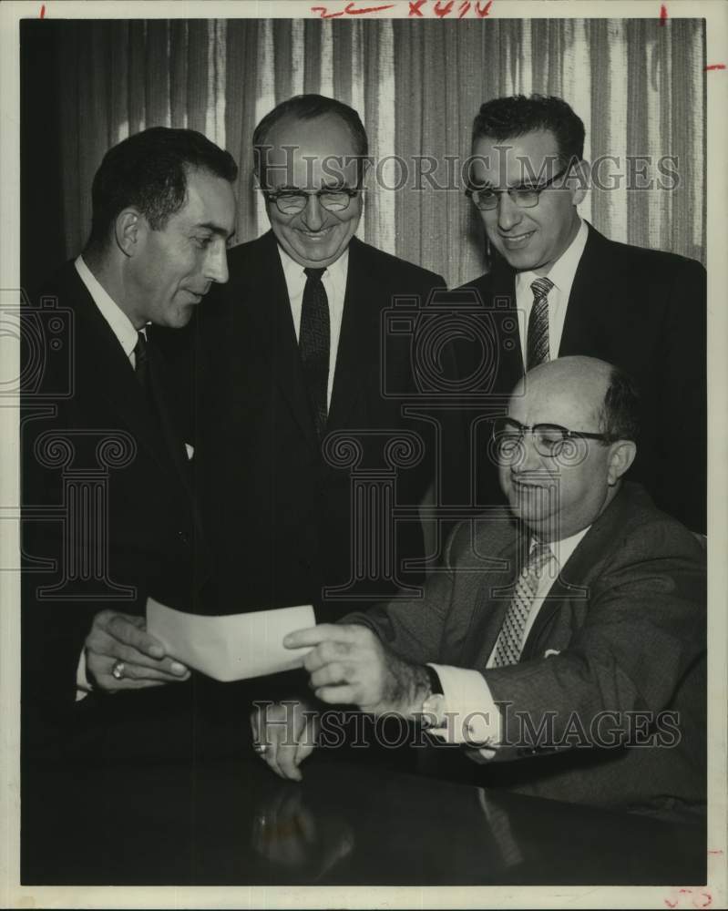 1957 Press Photo Zale&#39;s Jewelry executives with stock proceeds in Houston- Historic Images