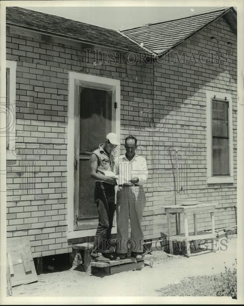 1954 Press Photo Fredula Garcia &amp; son Alberto in Zapata, Texas - hca59460- Historic Images