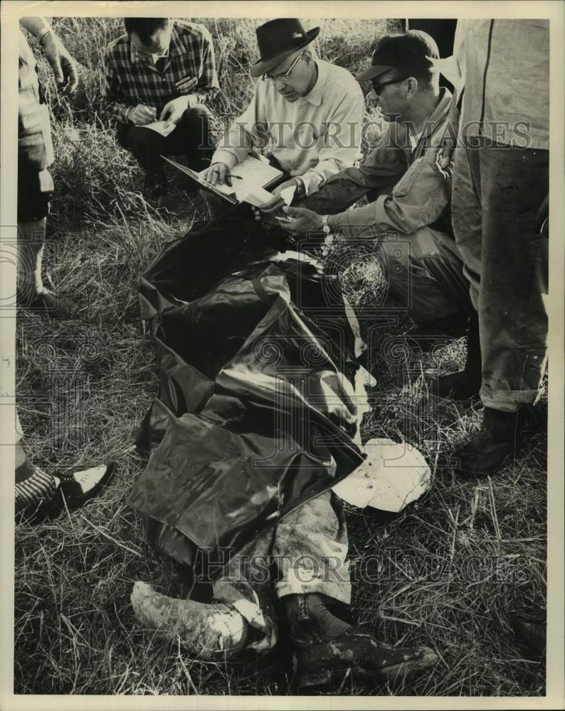 1962 Press Photo Surveyors Inspecting Scene of Airplane Disaster In Houston- Historic Images