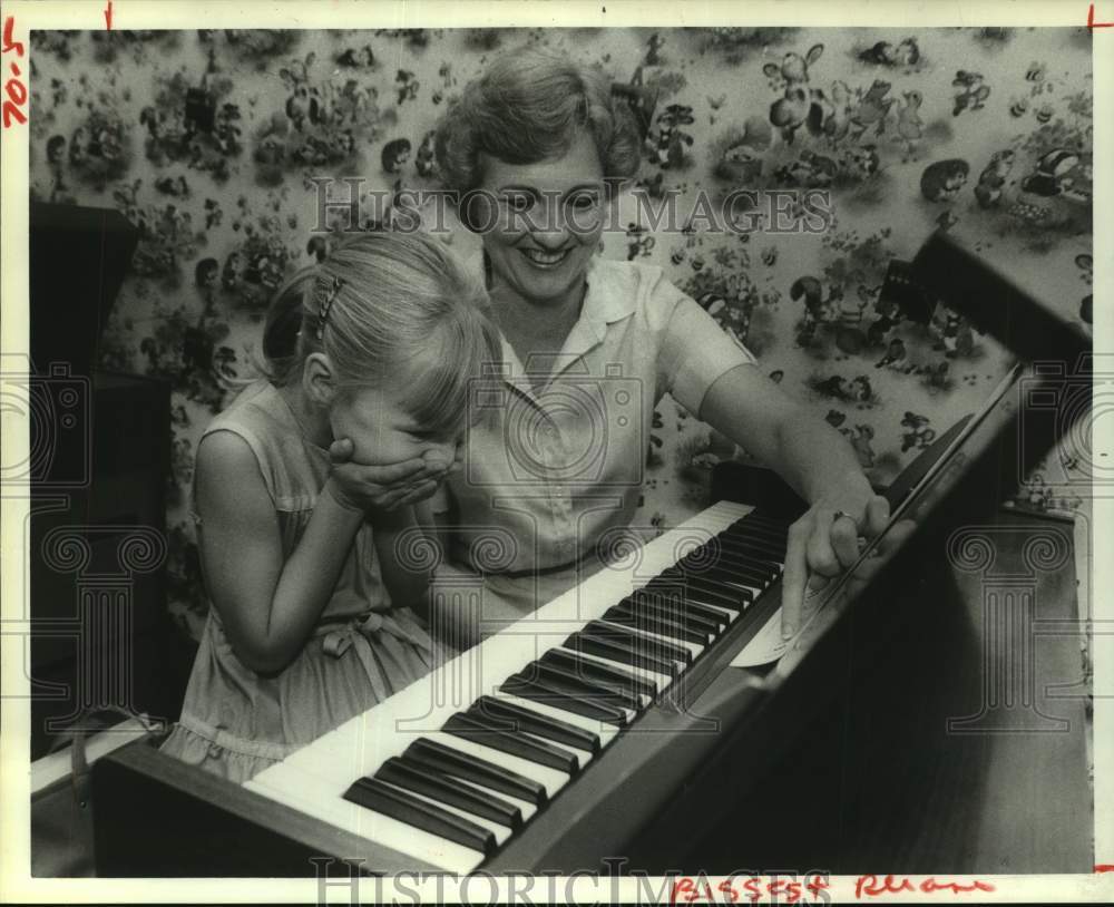 1984 Press Photo Virginia and Laura Livingston Enjoy Music Lesson in Houston- Historic Images