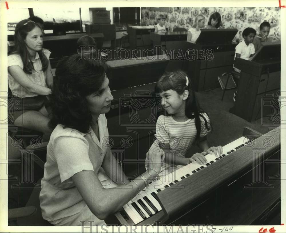 1984 Press Photo Deborah and Elissa Shaw Have Music Lesson in Houston, Texas- Historic Images