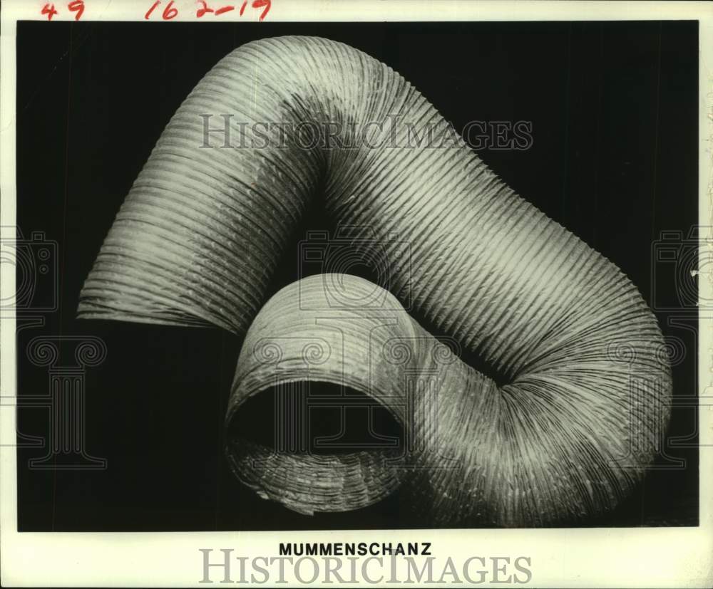 1982 Press Photo Collapsible Piping for Mummenschanz mime production, Houston TX- Historic Images